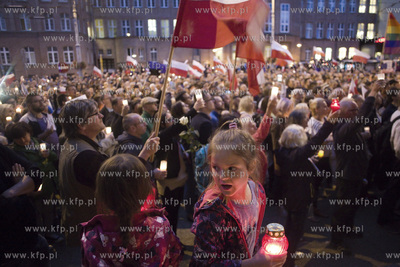 Gdańsk. Łańcuch światła, protest przed Sądem...