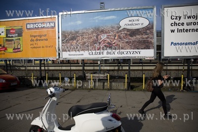 Gdańsk Wrzeszcz. Nz.  billboard z dżdżownicami owiniętymi...