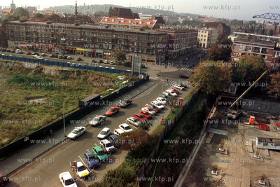    Gdansk.  Po prawej budowa nowego budynku przez fime...