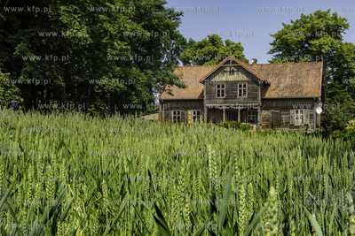 Dom podcieniowy w miejscowości Tuja. 09.06.2023 fot....