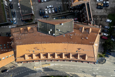 Przychodnia Wałowa w Gdańsku. Budynek ogrodzony płotem...