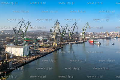 Stocznia Gdańska. Podczas operacji przesuwania patrolowca...