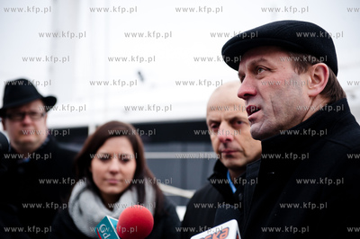 Stocznia Gdanska. Tydzien po pozarze hali produkcyjnej...