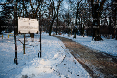 Gdansk. Zimowe mrozne popoludnie w Parku Jelitkowskim....
