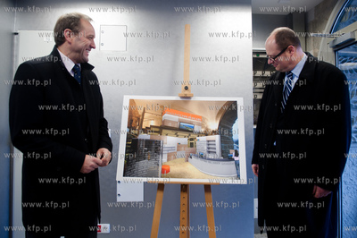 Gdansk. Konferencja prasowa i przeciecie wstegi przez...