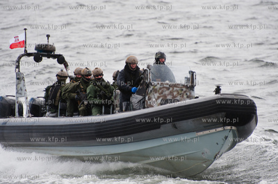 Zatoka Gdanska. Pokaz akcji odbijania zakladnikow ze...