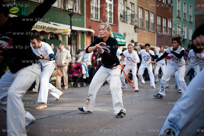 Gdansk. Ulica Rajska. Parada z udzialem bebniarzy,...