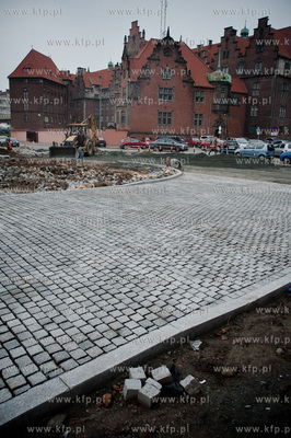 Gdansk. Wymiana kostki brukowej na skrzyzowaniu ulic...
