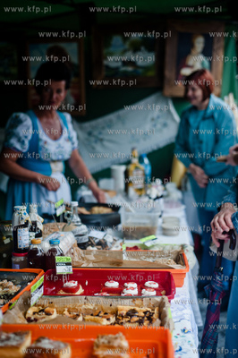 Gdansk. Plac przed siedziba Polskiego Zwiazku Wedkarskiego...