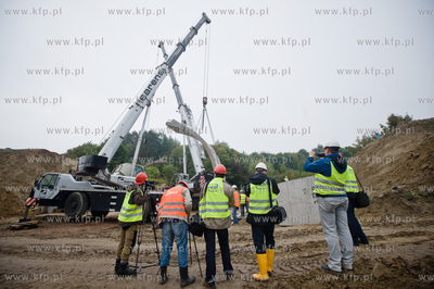 Gdansk. Ul. Ogrodowa. Montaz pierwszych elemntow wiaduktu...