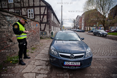 Gdansk. Ul. Pod Zrebem. Patrol Strazy Miejskiej wystawia...