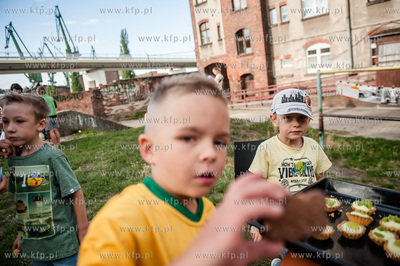 Gdansk. Podworko ulic Robotniczej i Jana z Kolna. Sasiedzi...