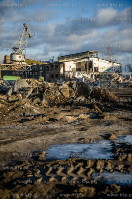 Gdansk. Tereny bylej Stoczni Gdansk. Wyburzenie budynku...