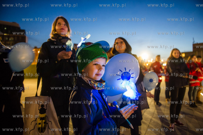 Gdansk. Podswietlona na niebiesko fasada Europejskiego...