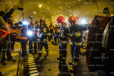 Symulowana akcja ratunkowa po zderzeniu trzech samochodow,...