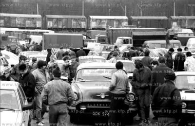 Niedzielna gielda samochodowa w Gdyni Orlowie. 12.02.1989...