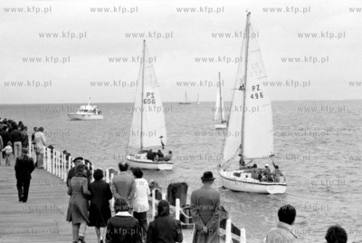 Regaty jachtow w poblizu mola w Sopocie. 9.06.1979...