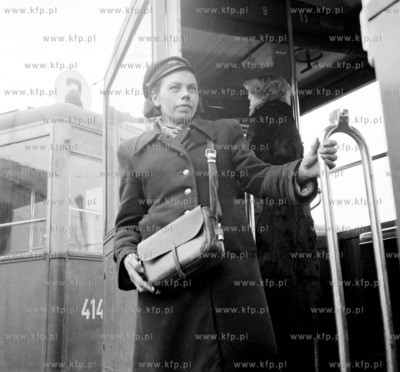 Konduktorka w gdanskim tramwaju. PROSIMY O ROZPOZNANIE...