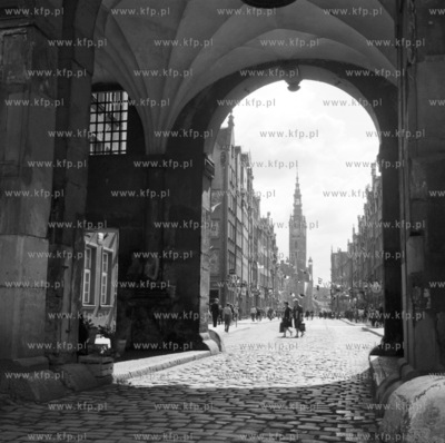 Widok na ul.Dluga w Gdansku przez Zlota Brame. 1964...