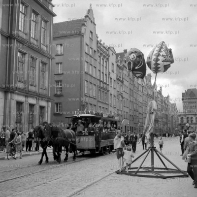 Konny tramwaj przejezdzajacy przez ulicę Długą w...