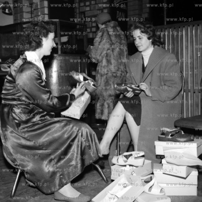 W sklepie obuwniczym.  (Lata 60).
1961
0005940z_gdynia
Fot....