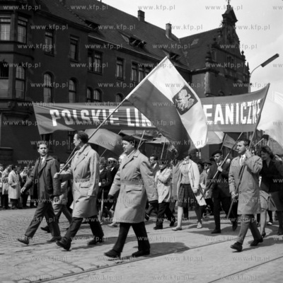 Pochód 1 maja ulicą Podwale Grodzkie w Gdańsku....