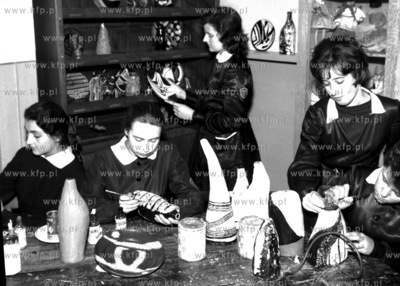 Zajęcia z malowania ceramiki w szkole średniej. (lata60)....