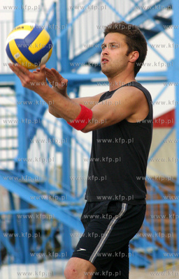 Maciej Zakoscielny gra w siatkowke plazowa na plazy...