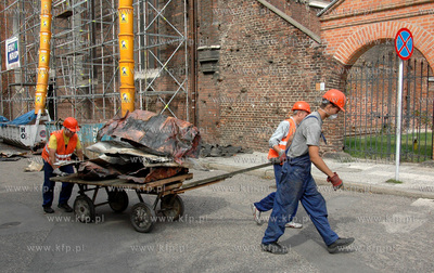 Odbudowa kosciola Sw. Katarzyny w Gdansku. Nz. Robotnicy...