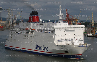 Prom Stena Baltica wyplywa z Portu Gdynia.
13.07.2008
fot....