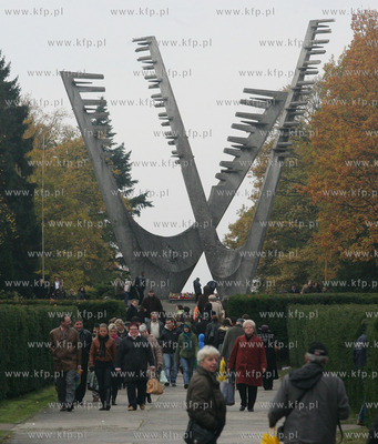 Swieto Zmarlych na szczecinskim cmentarzu centralnym.
Jest...