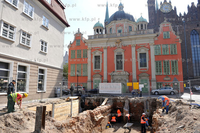 Budowa Fontanny Czterech Kwartalow i prace archeologiczne...