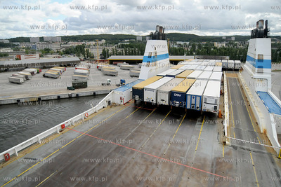 Gdynia. Do nabrzeza w Baltyckim Terminalu Kontenerowym...