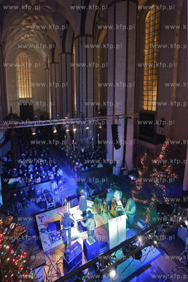 Kosciol sw. Trojcy w Gdansku.Mietek Szczesniak koleduje...