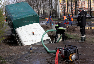 Awaria wodociagowa na skrzyzowaniu ul. Morskiej i Krynickiej...