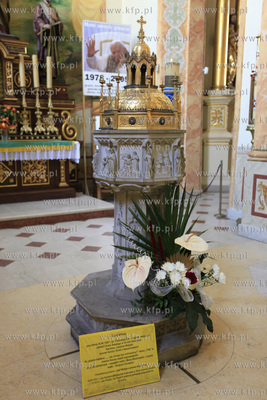 Wadowice. Chrzcielnica w ktorej Karol Wojtyla pozniejszy...