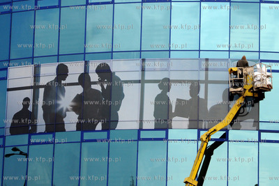 Gdynia. Montaz bilboarda na budynku biurowca Hossy...