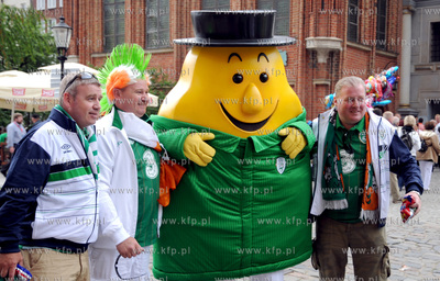 Gdansk. Targ Weglowy. Kibice z Hiszpanii i Irlandii...