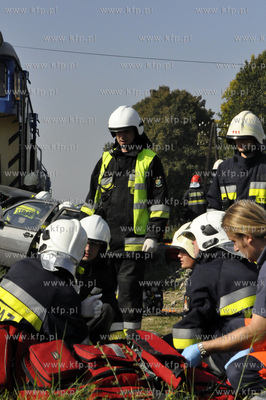 Kwidzyn. Cwiczenia sluzb ratowniczych. Wypadek kolejowy...