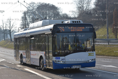 Gdynia. Ulica Wielkopolska i okolice. Nz. Pojazd komunikacji...
