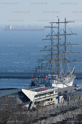 Panorama Gdyni z Hotelu Gdynia. Nz. Dar Mlodziezy 12.03.2014...