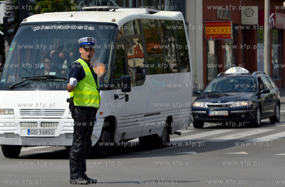 Gdynia, ul. Swietojanska. Policjanci promuja ogolnopolskie...