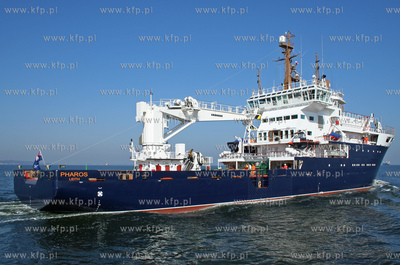 Przy pomocy sonaru, statek Pharos (zbudowany w Gdansku)...