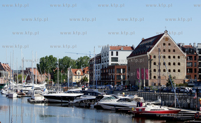 Gdansk. Marina na Motlawie przy ul. Szafarnia, a za...