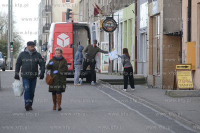 Gdynia Grabowek ul. Morska. Kurier DPD dorecza paczki...