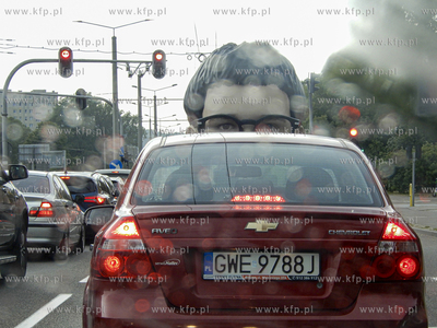 Ulicami Rumii przejechały wielkie głowy na przyczepach...