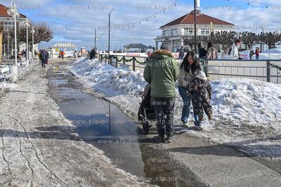 Sopot. Nieuprzątnięty śnieg topnieje tworząc kałuże...