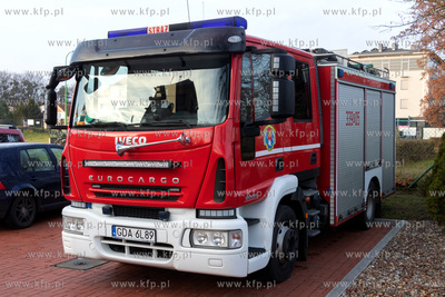 Wóz strażacki Ochotniczej Strazy Pożarnej stoi na...