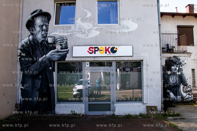 Mural autorstwa Marka Looneya Rybowskiego na elewacji...