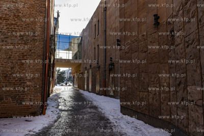 Gdańsk w zimowej aurze. Przejście ul. Teatralną...